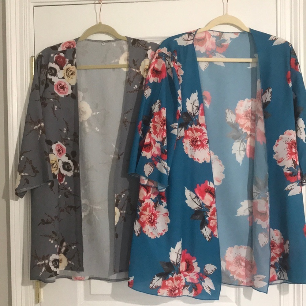 Lot of 2 floral printed kimonos
